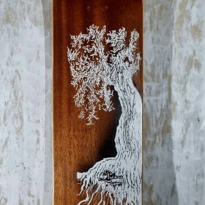 planche de skate en érable et finition acajou, ornée d'un arbre sérigraphié blanc