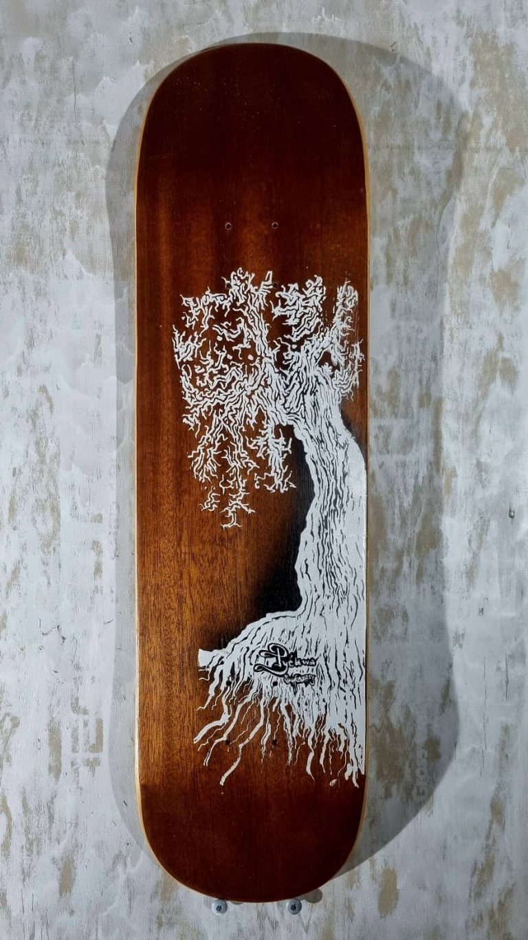 planche de skate en érable et finition acajou, ornée d'un arbre sérigraphié blanc