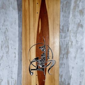 planche de skate avec liseret de marquetterie d'acajou et calligraphie Pyébwa bichromatique.
