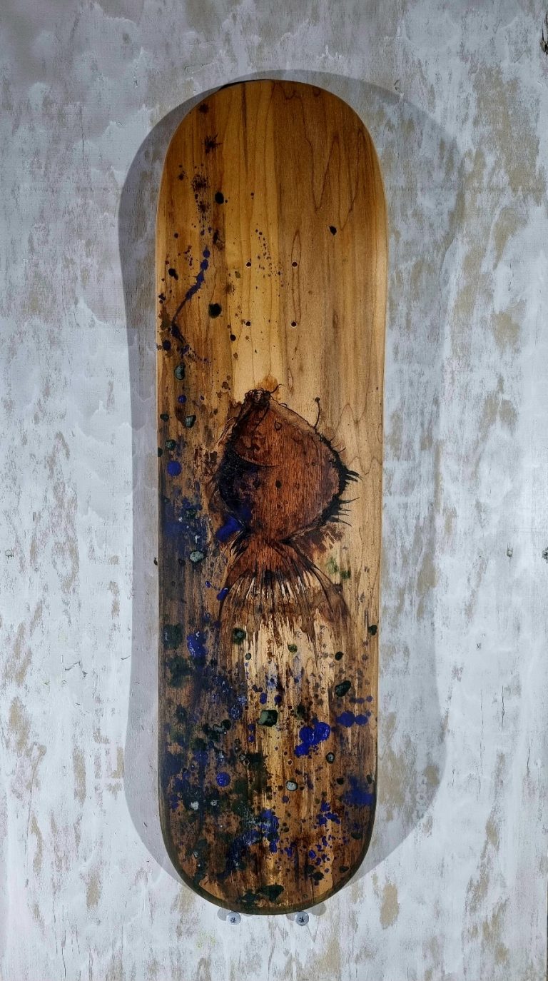 Dessous de la planche de skate artisanale, de bois marquetés, sculptés et peinture à la main, pour un tableau original sur le thème du poisson.
