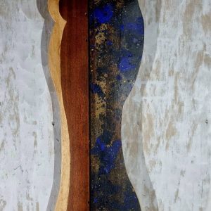 Planche de skate en forme de pied, avec marquetterie d'acajou et peinture à l'huile bleue et jaune astrale sur une moitié.