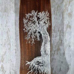planche de skate revêtue d'acajou, sérigraphiée d'un arbre et ses racines, blanc