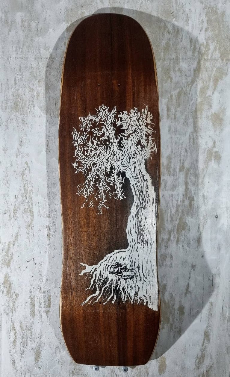 planche de skate revêtue d'acajou, sérigraphiée d'un arbre et ses racines, blanc