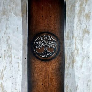 Planche de skate streetshape, artisanal avec pli de finition en acajou et un dessin d'un arbre de vie