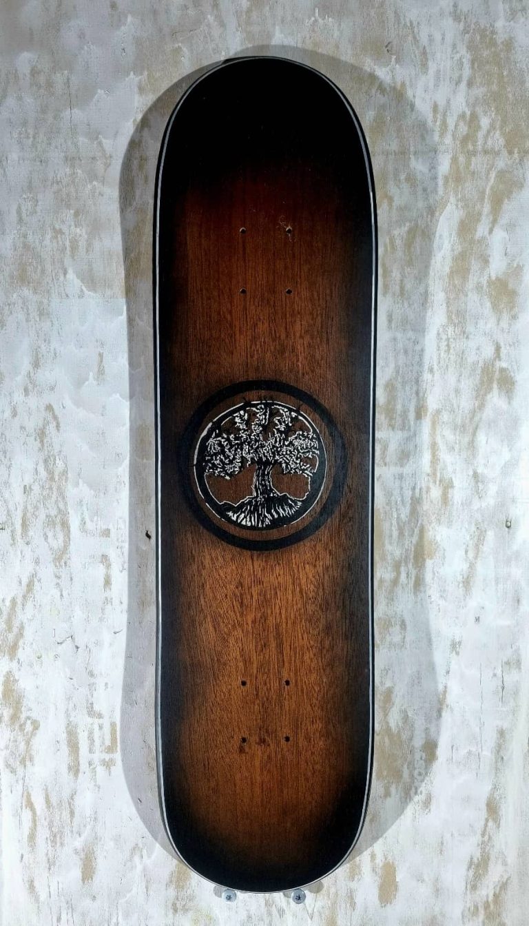 Planche de skate streetshape, artisanal avec pli de finition en acajou et un dessin d'un arbre de vie
