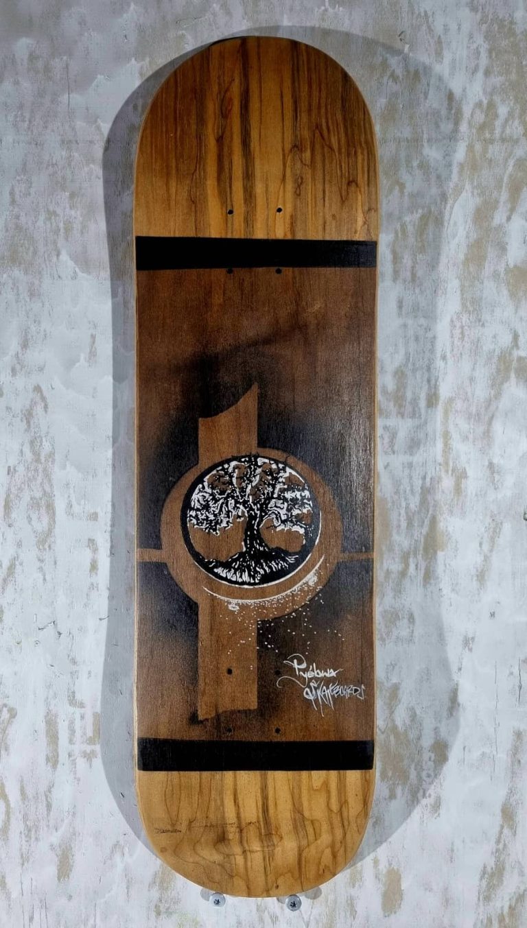 skateboard artisanal en érable, made in France, customisé à la main, représentant un arbre de vie