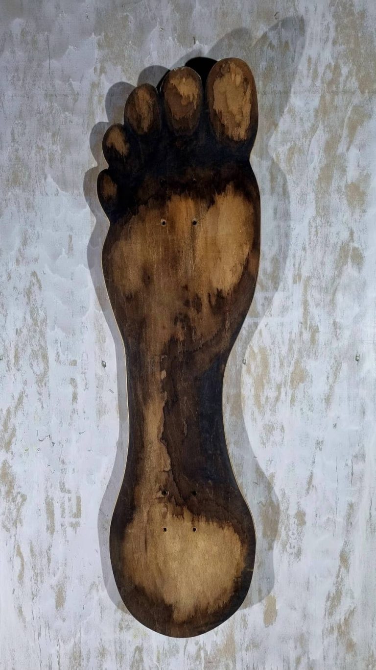 Planche de skate en forme de pied, empreinte peinte à la main au brou de noix