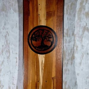 Planche de skate artisanale , dotée d'une marquetterie abstraite aux essences nobles et multiples symbolisant la place de l'arbre dans la société tiraillée