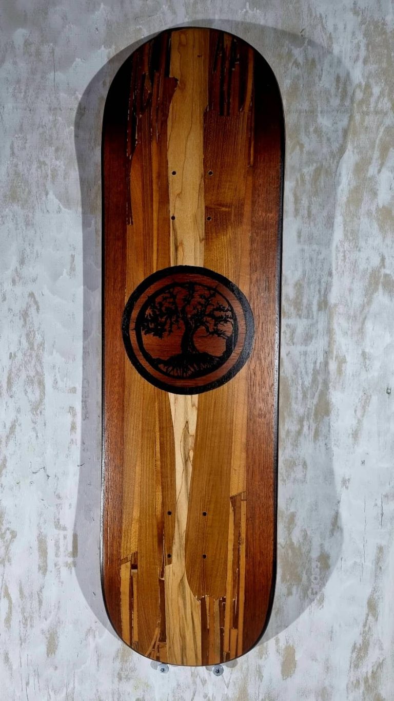 Planche de skate artisanale , dotée d'une marquetterie abstraite aux essences nobles et multiples symbolisant la place de l'arbre dans la société tiraillée