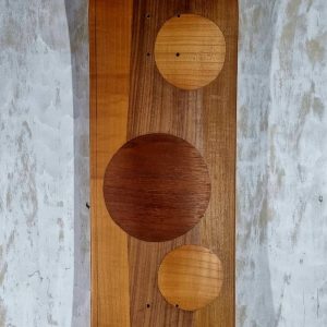 Planche de skateboard, street shape, customisée par marquetterie abstraite de ronds et lignes entrecoupées, mariant les essences de bois type acajou, noyer, merisier