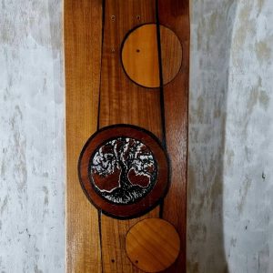 Planche de skateboard 8" pressée artisanalement avec un dernier plis marqueté. une oeuvre d'art boisée, contrastée, avec en son centre un arbre sérigraphié dans une bulle d'acajou.