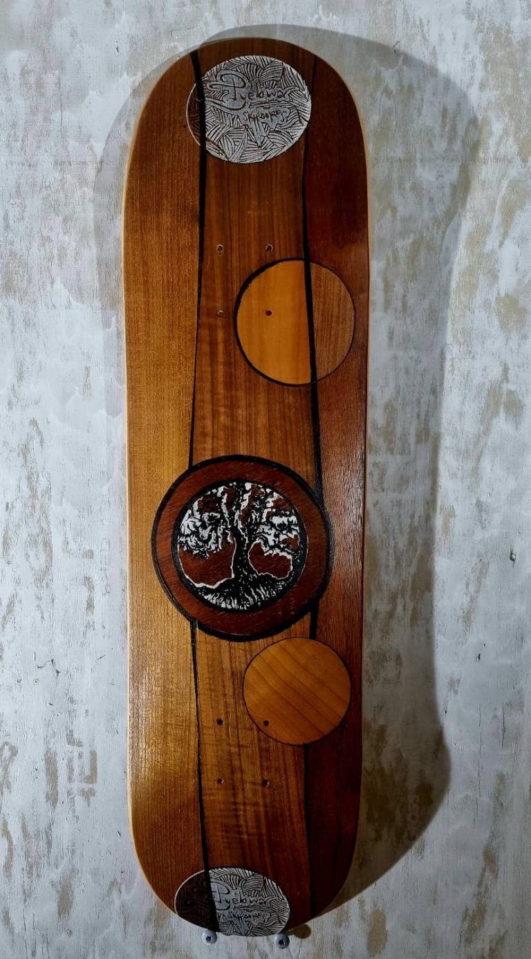 Planche de skateboard 8" pressée artisanalement avec un dernier plis marqueté. une oeuvre d'art boisée, contrastée, avec en son centre un arbre sérigraphié dans une bulle d'acajou.