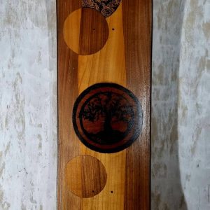 Planche de skate artisanale made in Franche-Comté, marquetée en une oeuvre abstraite de nulles et lignes entrecoupées, agrémentée d'un arbre de vie sérigraphié en son centre.