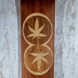 planche de skate artisanale, dotée d'une marquetterie d'acajou, merisier, accacia, représantant deux feuilles de chanvre stylisées