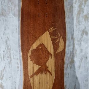 Planche de skate avec marquetterie acajou et merisier, représentant des poissons prêts à dévorer une board accrochée à un hameçon. shape old school
