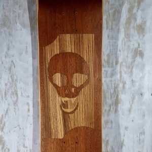 planche de skate en érable du Canada recouverte d'une marquetterie acajou zebrano merisier représentant un crâne aux dents accérées