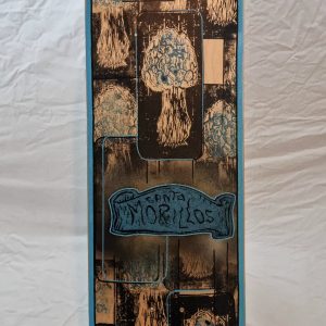 Skateboard vu de dessous et son custom manuel et artisanal. peinture linogravure pour la reproduction des motifs Santa Morillos