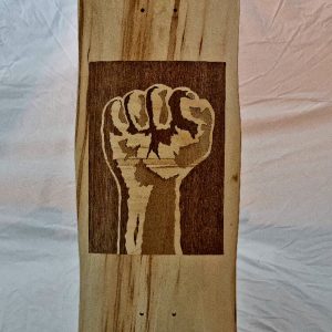 dessous de la planche de skate artisanale et sa marquetterie incrustrée dans le pli visible, le point levé, celui de l'artisant du skate !