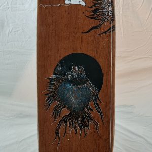 planche artisanale unique vue de dessous, son pli d'acajou et sa linogravure et custom à la main. travail manuel made in Franche Comté