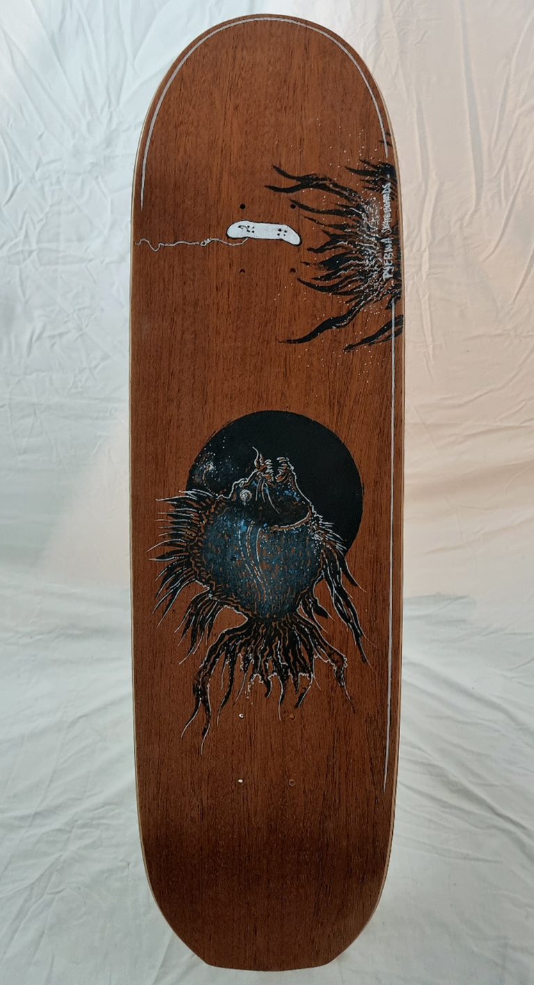 planche artisanale unique vue de dessous, son pli d'acajou et sa linogravure et custom à la main. travail manuel made in Franche Comté