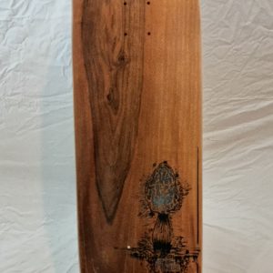 planche de skateboard faite à la main, vue de dessous, nous offrant une feuille de bois de noyer français ornée d'une morille noire et bleue peinte à la main