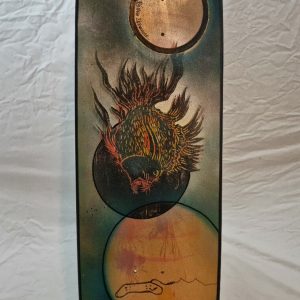 dessous du skateboard artisanal Pyébwa, et son custom 100% manuel, de peinture et linogravure