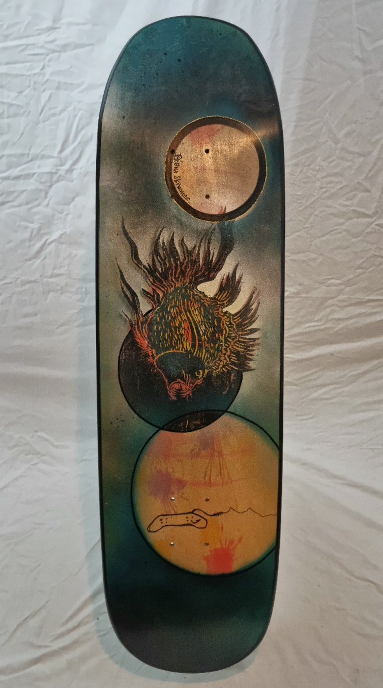 dessous du skateboard artisanal Pyébwa, et son custom 100% manuel, de peinture et linogravure