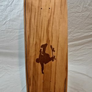 vue de dessous de la planche de skate artisanale et artistique, dotée d'une marquetterie