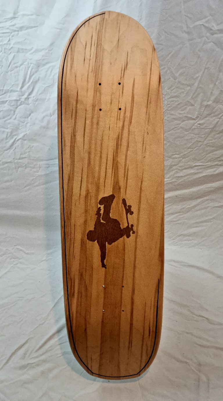 vue de dessous de la planche de skate artisanale et artistique, dotée d'une marquetterie