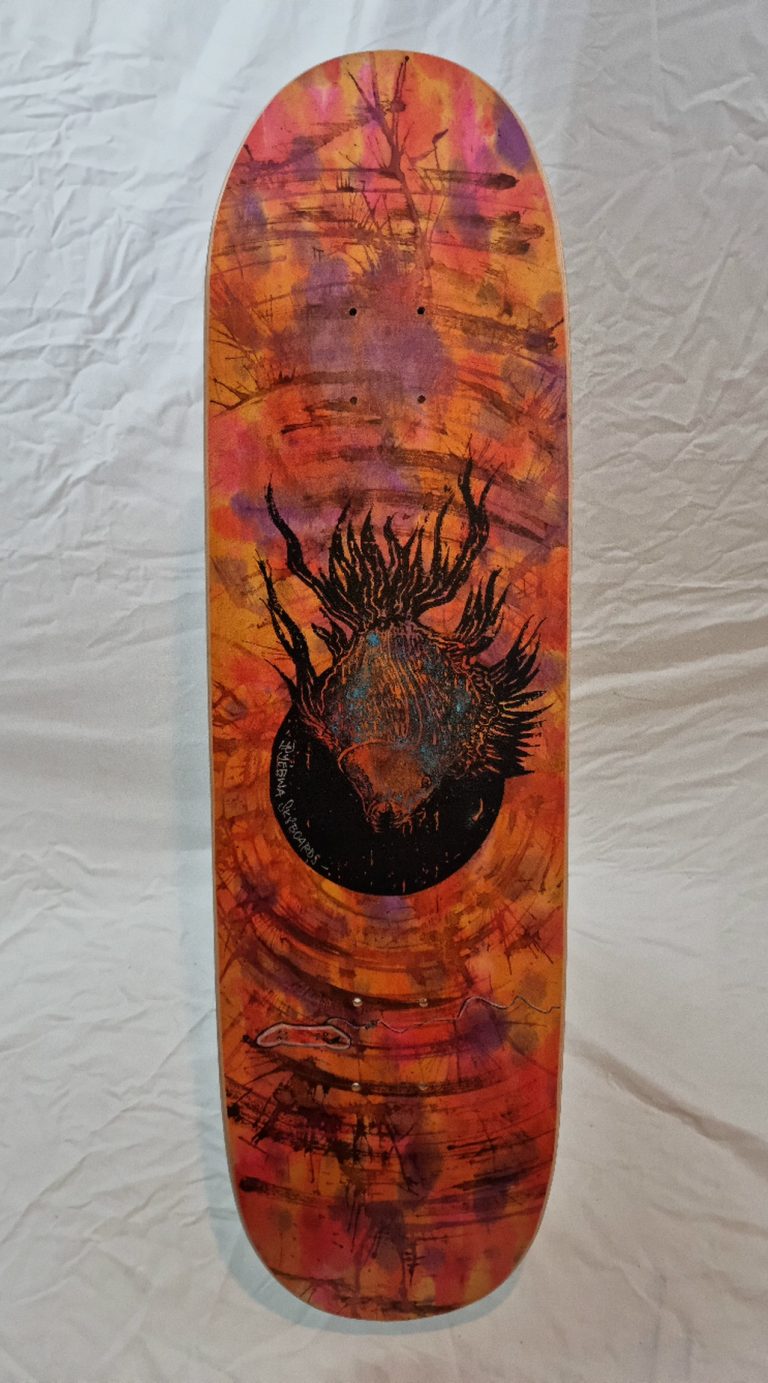 dessous de la planche artisanale made in France, avec son graphisme customisé à la main. linogravure diy !